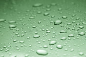绿色的水滴在光滑的表面
