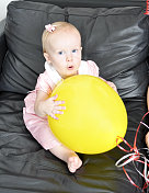 一个小女孩和黄色气球的肖像