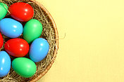 篮子里五颜六色的复活节彩蛋