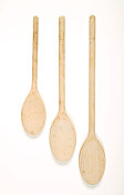 三个木制勺子
