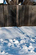 用木头和雪做成的栅栏