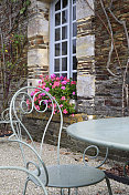 后院的浪漫花园椅子和桌子