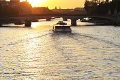 日落时分，法国巴黎塞纳河上的观光船