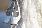 婚礼白鞋和蕾丝礼服的细节