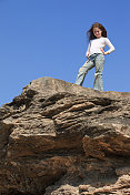 自由与野性:山顶上的小女孩