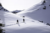 两个滑雪旅游滑雪者接近山口