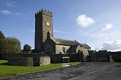11世纪威尔士教堂的蓝天