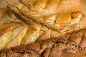 有小麦小穗的白面包和黑面包