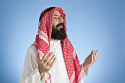 阿拉伯成年人抬头祈祷