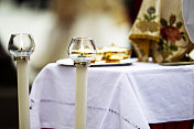 宗教庆典中的两支蜡烛