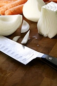 切菜板，刀和蔬菜