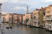 从意大利威尼斯的里亚托桥上俯瞰大运河