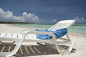 沙滩上的椅子和毛巾