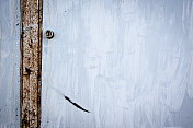 白色全框架喷漆铁门与生锈和锁