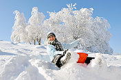 在雪地里拖着雪橇的女人