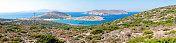 希腊阿莫尔戈斯令人惊叹的卡洛塔里萨海湾的全景