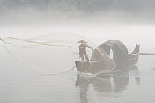 渔夫在河上撒网