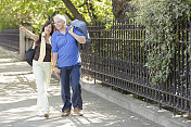 成年夫妇漫步伦敦大街