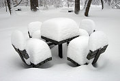 雪覆盖了桌子和椅子