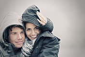 一对年轻夫妇正在一个下雨天玩
