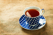 蓝色茶杯与白色斑点的特写