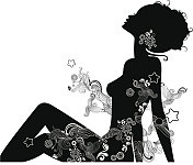 女性剪影与花卉图案。