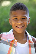 户外肖像英俊微笑的非裔美国男孩