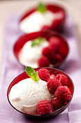 新鲜树莓冰淇淋