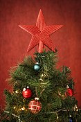 用装饰品和节日灯装饰圣诞树