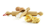 面粉，鸡蛋，意大利面，用木勺和擀面杖