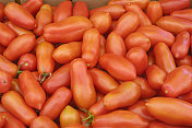 意大利梅子西红柿在市场展出的特写