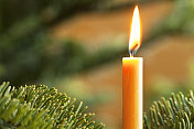 近距离的圣诞蜡烛火焰在树