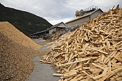 供循环再造的废木料