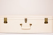 特写的复古，白色手提箱，与拷贝空间