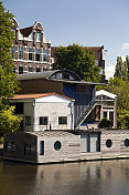 阿姆斯特丹运河上的现代游艇