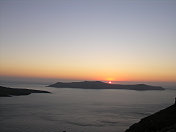 希腊圣托里尼火山后的日落