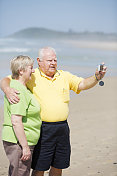 退休长者在海滩自拍