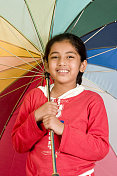光谱甜美的印度亚洲女孩与多色伞垂直