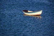 孤独在海上划着小船。