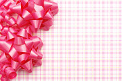 粉红色蝴蝶结和缎带上的格子图案