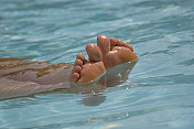 在游泳池里漂浮的脚