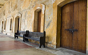 波多黎各城堡的石墙和木门