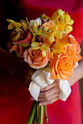婚礼上的伴娘和花束