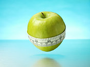 卷尺绕着绿苹果测量