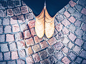 欧洲雨中穿靴子的女人