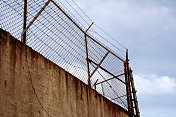 监狱围栏和铁丝网