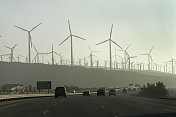 可再生能源风力涡轮机农场与高速公路污染美国加州