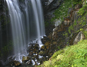 雷尼尔山国家公园的瀑布