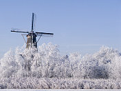 雪中的风车