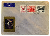 一个装有各种彩色邮票的航空信封